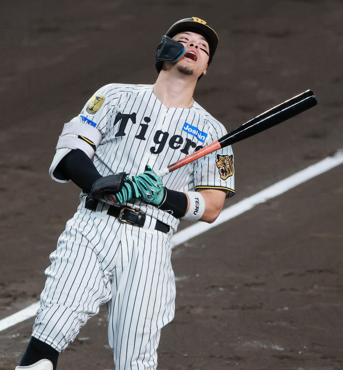 セ・リーグ11回戦　阪神対中日　4回裏阪神1死一塁、佐藤輝明は見逃し三振に倒れ悔しがる（撮影・上山淳一）