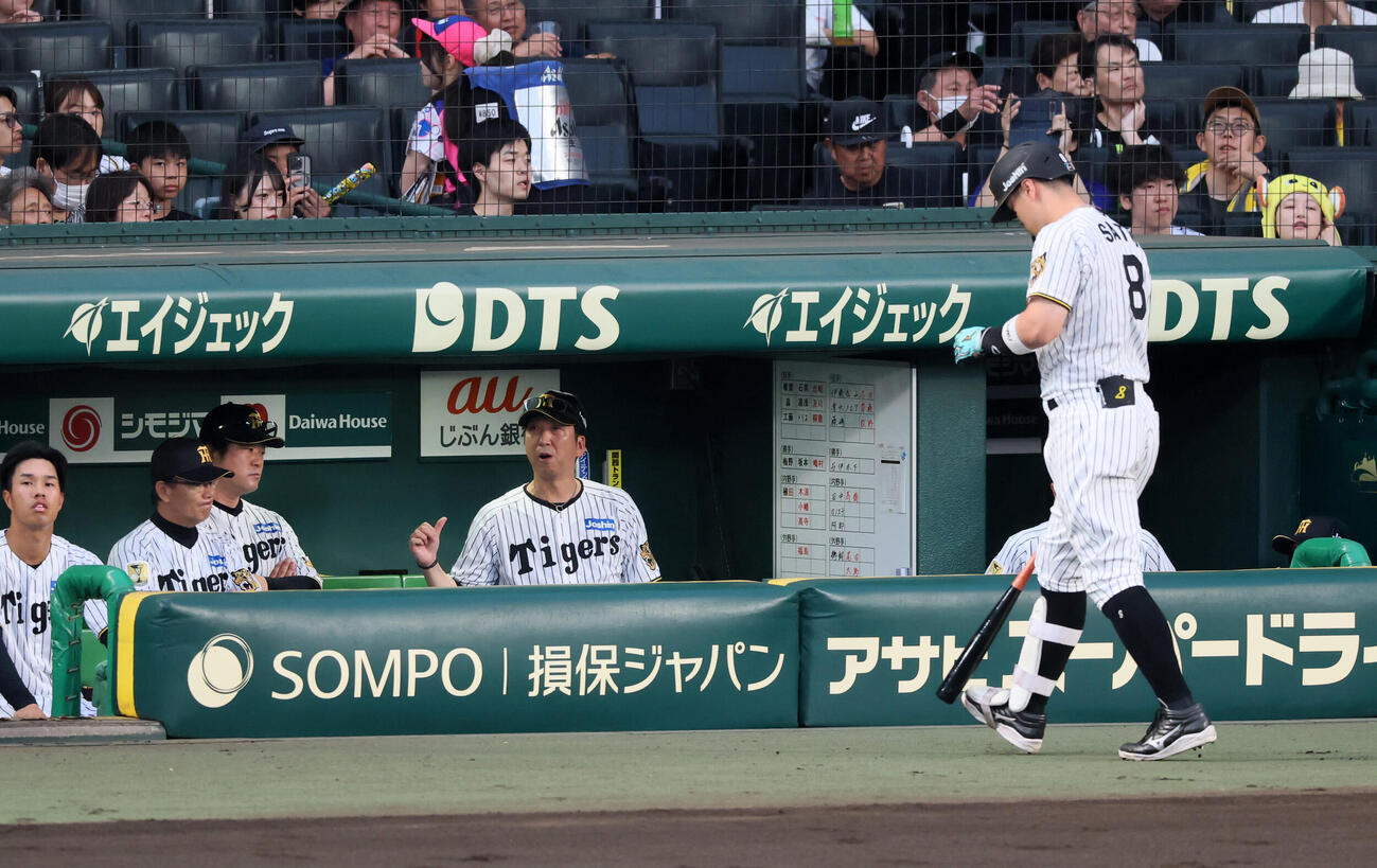 阪神対中日　2回裏阪神1死、佐藤輝明が三振に倒れベンチへ戻ってきたとき安藤優也コーチ（左）にブルペンへ電話を入れるように指示を出す藤川球児監督（撮影・加藤哉）