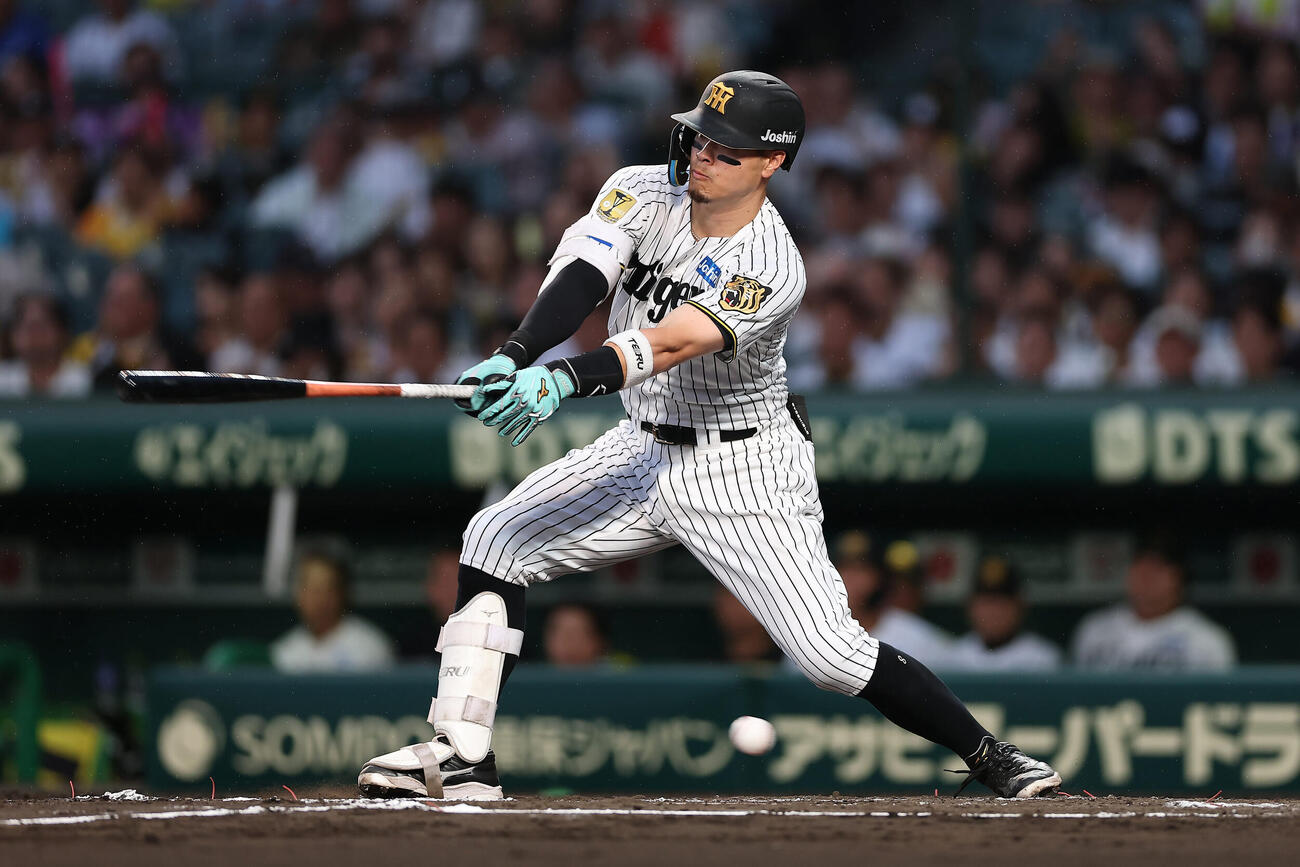 阪神対中日　2回裏阪神無死、空振り三振に倒れる佐藤輝明（撮影・前田充）