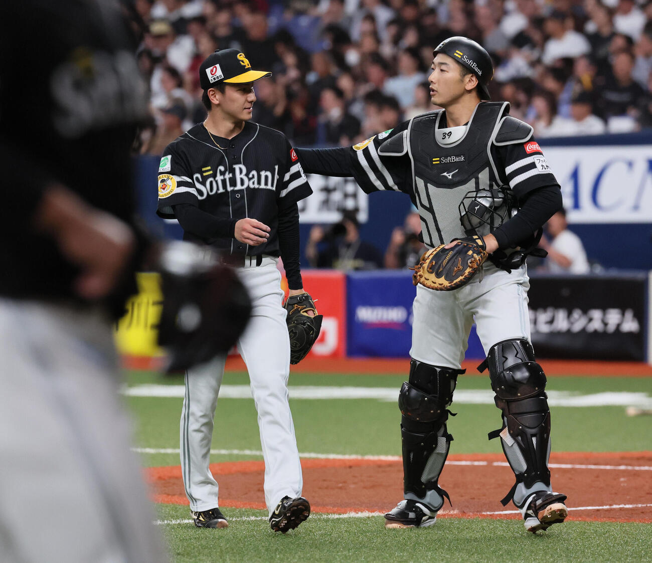 オリックス対ソフトバンク　2回裏オリックス攻撃終了、ソフトバンク藤原大翔（左）は1点を失いベンチに戻る。捕手は山本祐大（撮影・宮崎幸一）