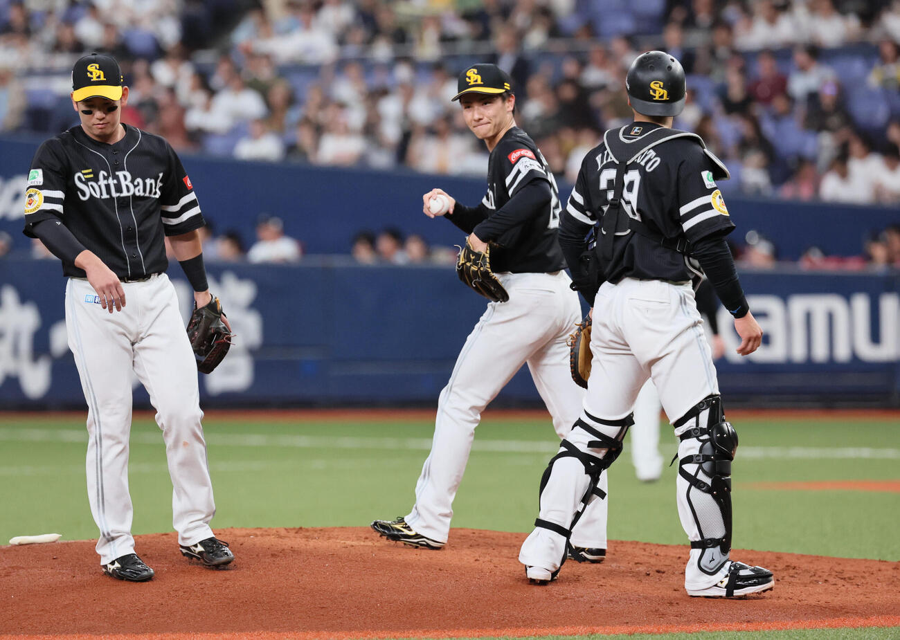 オリックス対ソフトバンク　2回裏オリックス無死一、三塁、ソフトバンク藤原大翔（中央）は山中稜真に先制適時打を浴びる（撮影・宮崎幸一）