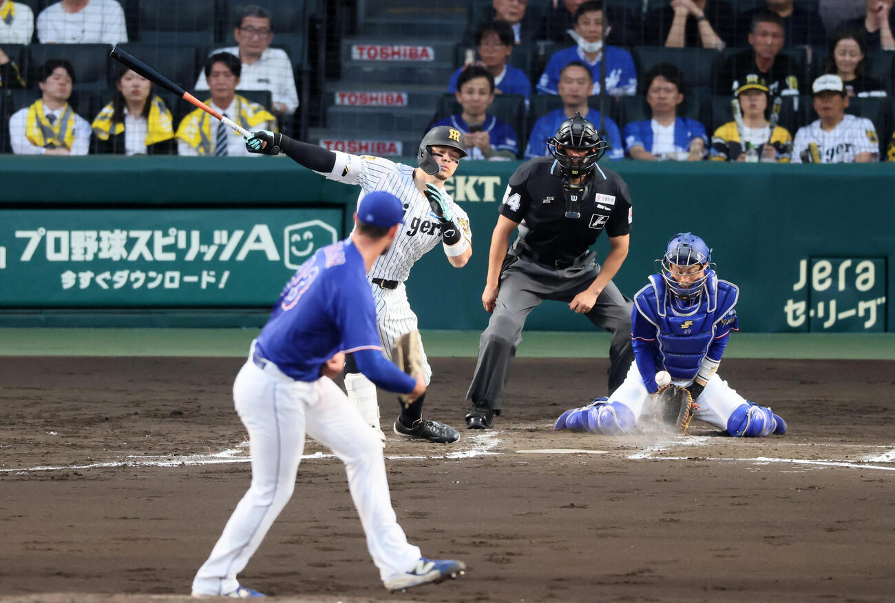 阪神対中日　2回裏阪神無死、三振に倒れる佐藤輝明。投手カイル・マラー（撮影・加藤哉）