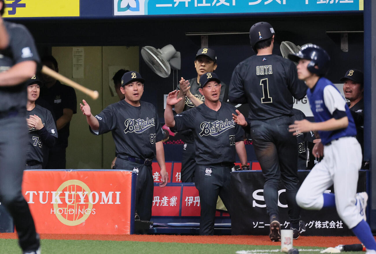 オリックス対ソフトバンク　2回裏オリックス無死一、三塁、山中稜真の先制適時打で生還したオリックス太田椋を迎える岸田護監督（中央）ら（撮影・宮崎幸一）