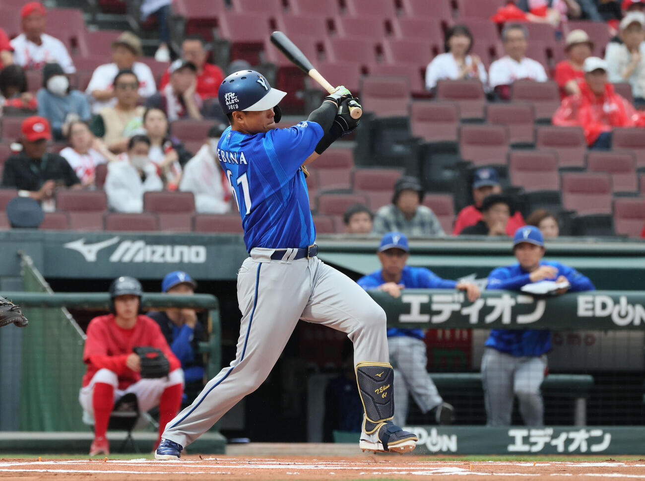 広島対DeNA 1回表DeNA2死二塁、宮崎敏郎は自打球を当てる（撮影・加藤孝規）