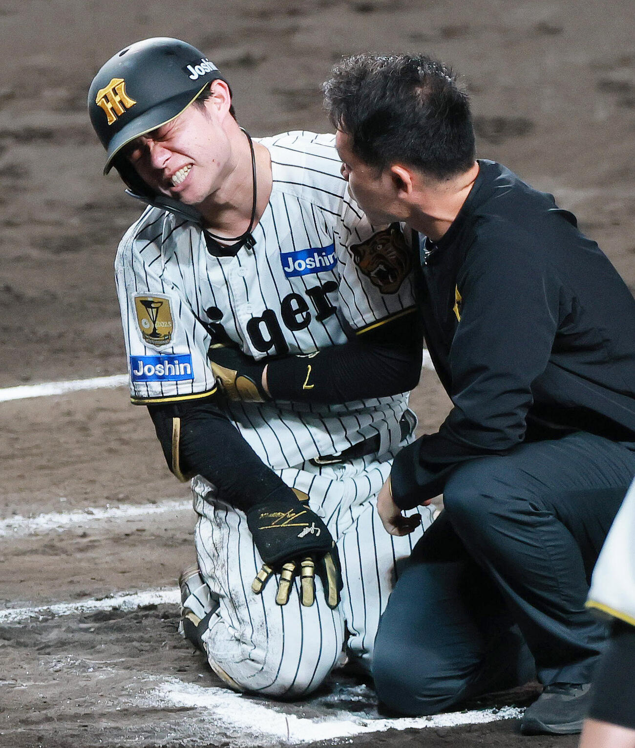 セ・リーグ11回戦　阪神対中日　6回裏阪神2死、中野拓夢は死球を受け苦もんの表情を見せる（撮影・上山淳一）＝2026年5月20日