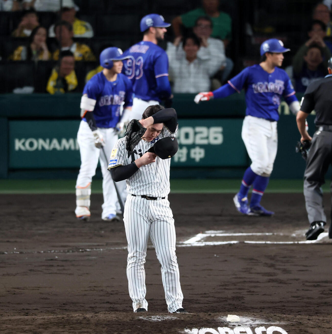 阪神対中日　6回表中日2死一塁、石黒佑弥はカイル・マラーに左越え2点本塁打を浴びる（撮影・加藤哉）