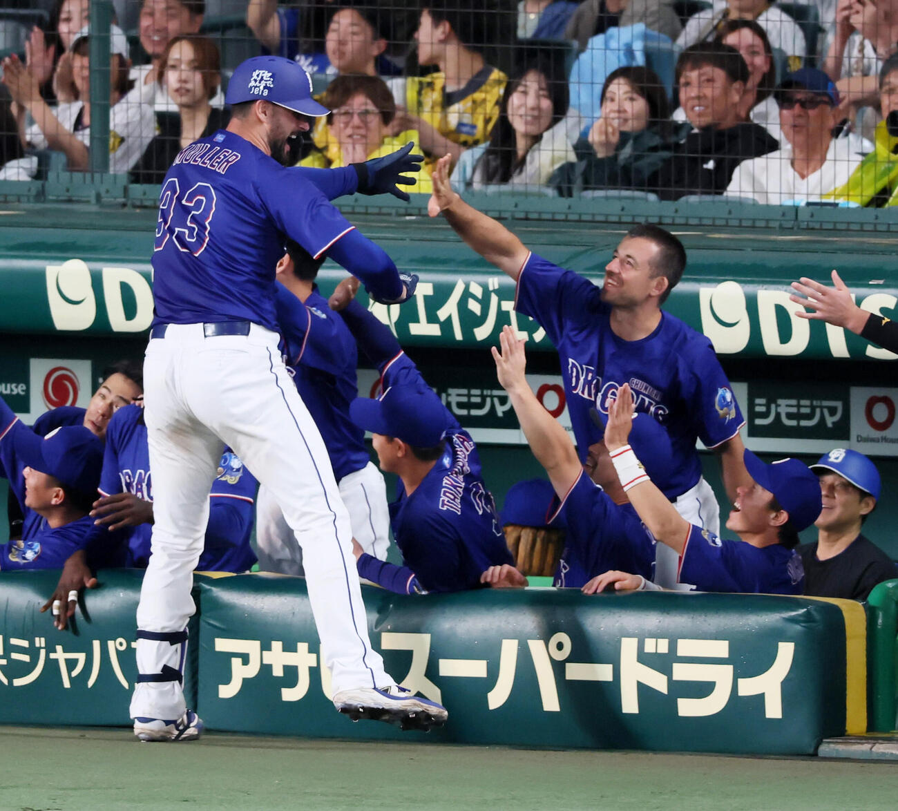 マラーは左越え2点本塁打を放ちベンチのボスラー（右）らナインとタッチする