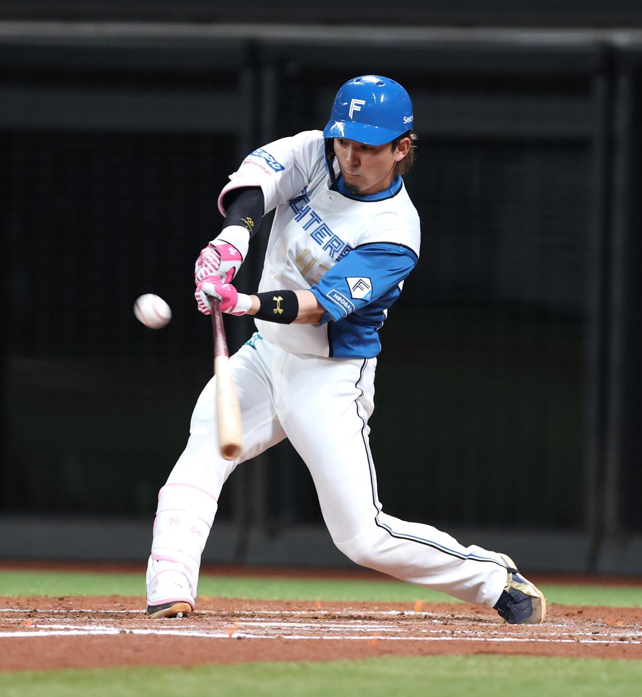 日本ハム対楽天　2回裏日本ハム1死一、三塁、犠飛を放つ水野達稀（撮影・黒川智章）