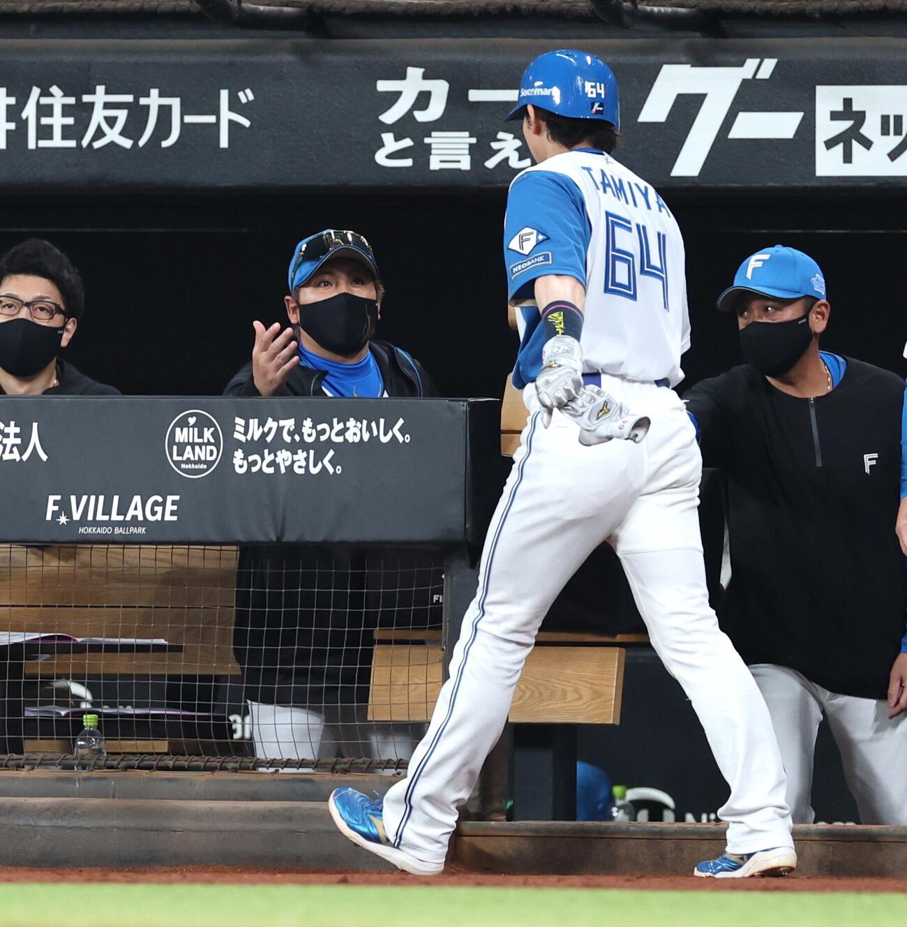 日本ハム対楽天　2回裏、生還した田宮裕涼を出迎える新庄剛志監督（撮影・黒川智章）