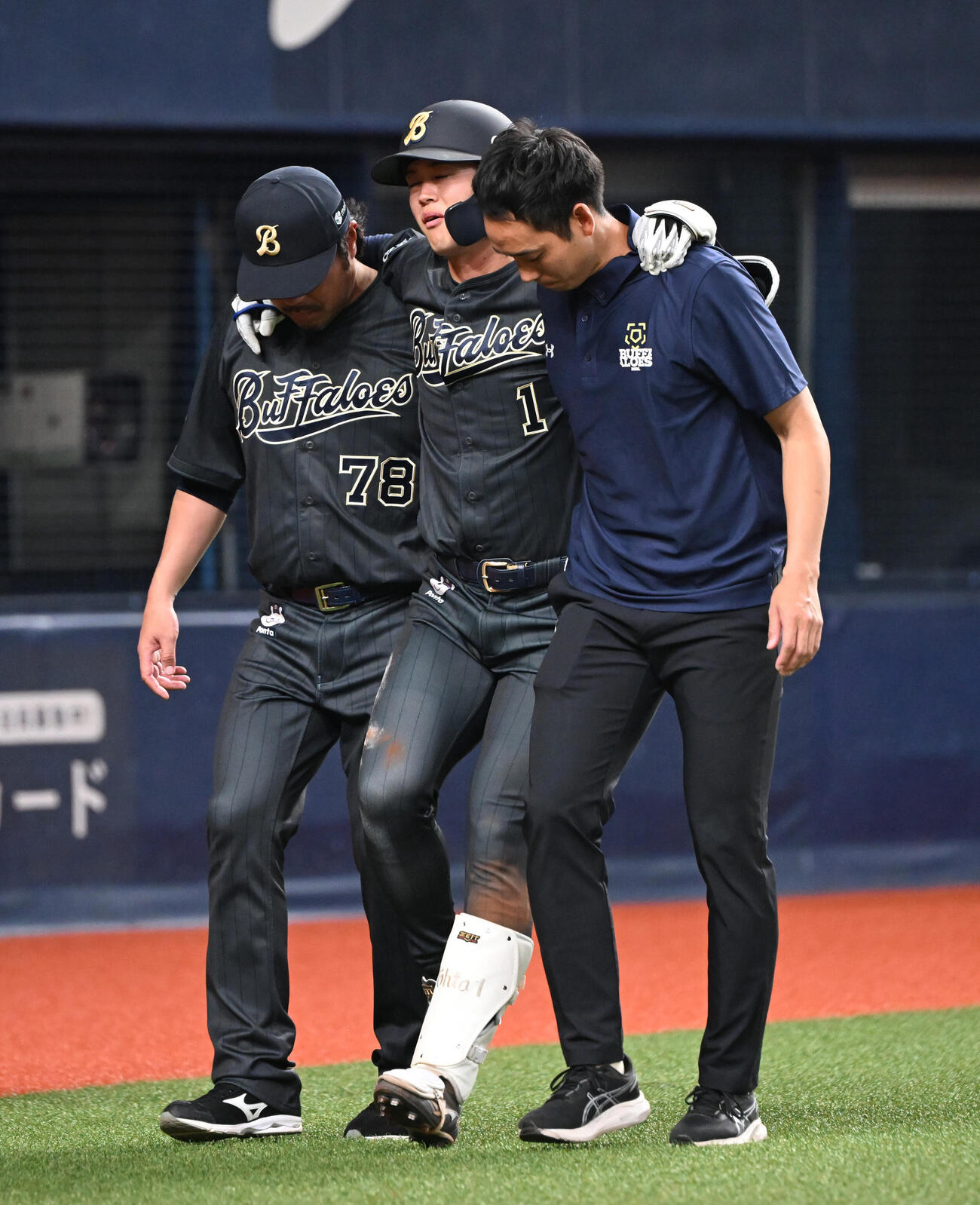 オリックスt対ソフトバンク　4回裏オリックス2死一塁、死球を受ける太田椋（撮影・和賀正仁）＝2026年5月20日
