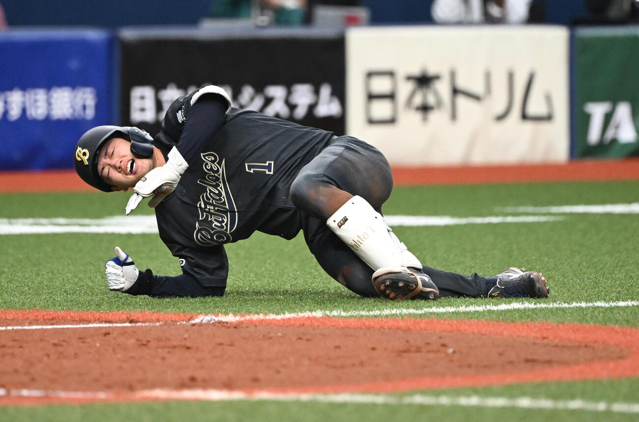 オリックスt対ソフトバンク　4回裏オリックス2死一塁、死球を受ける太田椋（撮影・和賀正仁）＝2026年5月20日