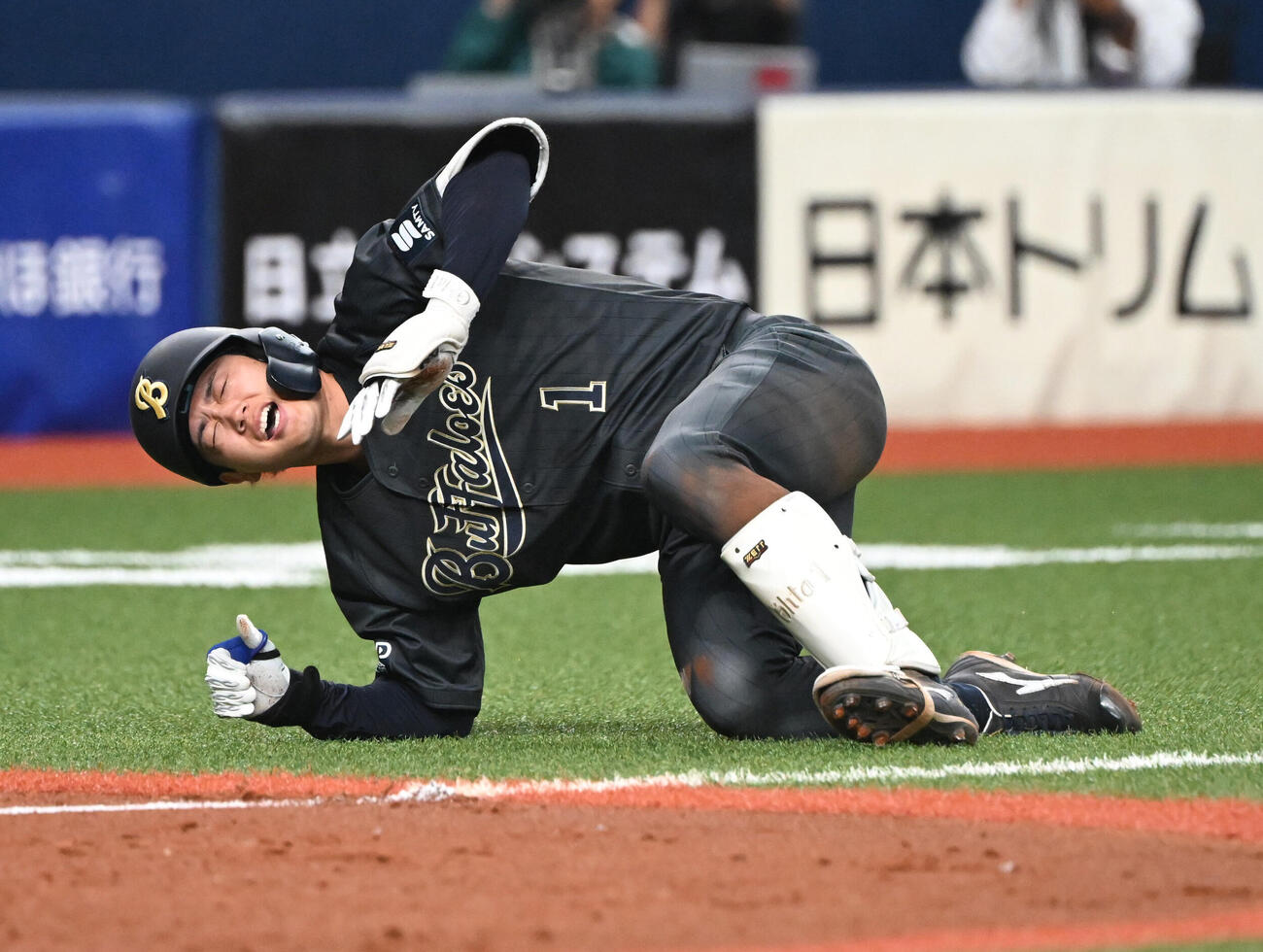 オリックスt対ソフトバンク　4回裏オリックス2死一塁、死球を受ける太田椋（撮影・和賀正仁）＝2026年5月20日