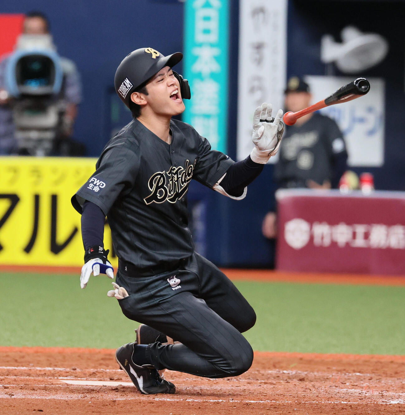 オリックス対ソフトバンク　4回裏オリックス2死一塁、太田椋は死球を受けて交代となる（撮影・宮崎幸一）