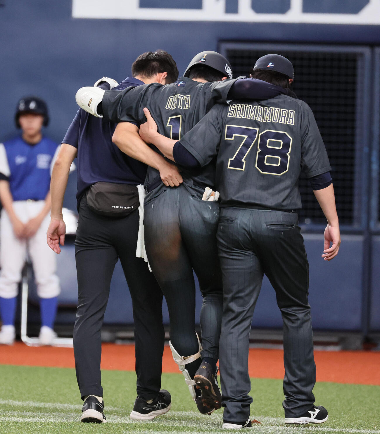 オリックス対ソフトバンク　4回裏オリックス2死一塁、太田椋は死球を受けて交代となる（撮影・宮崎幸一）