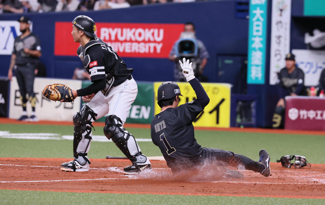 オリックス対ソフトバンク　3回裏オリックス1死一、二塁、山中稜真の適時打で生還する太田椋（撮影・宮崎幸一）