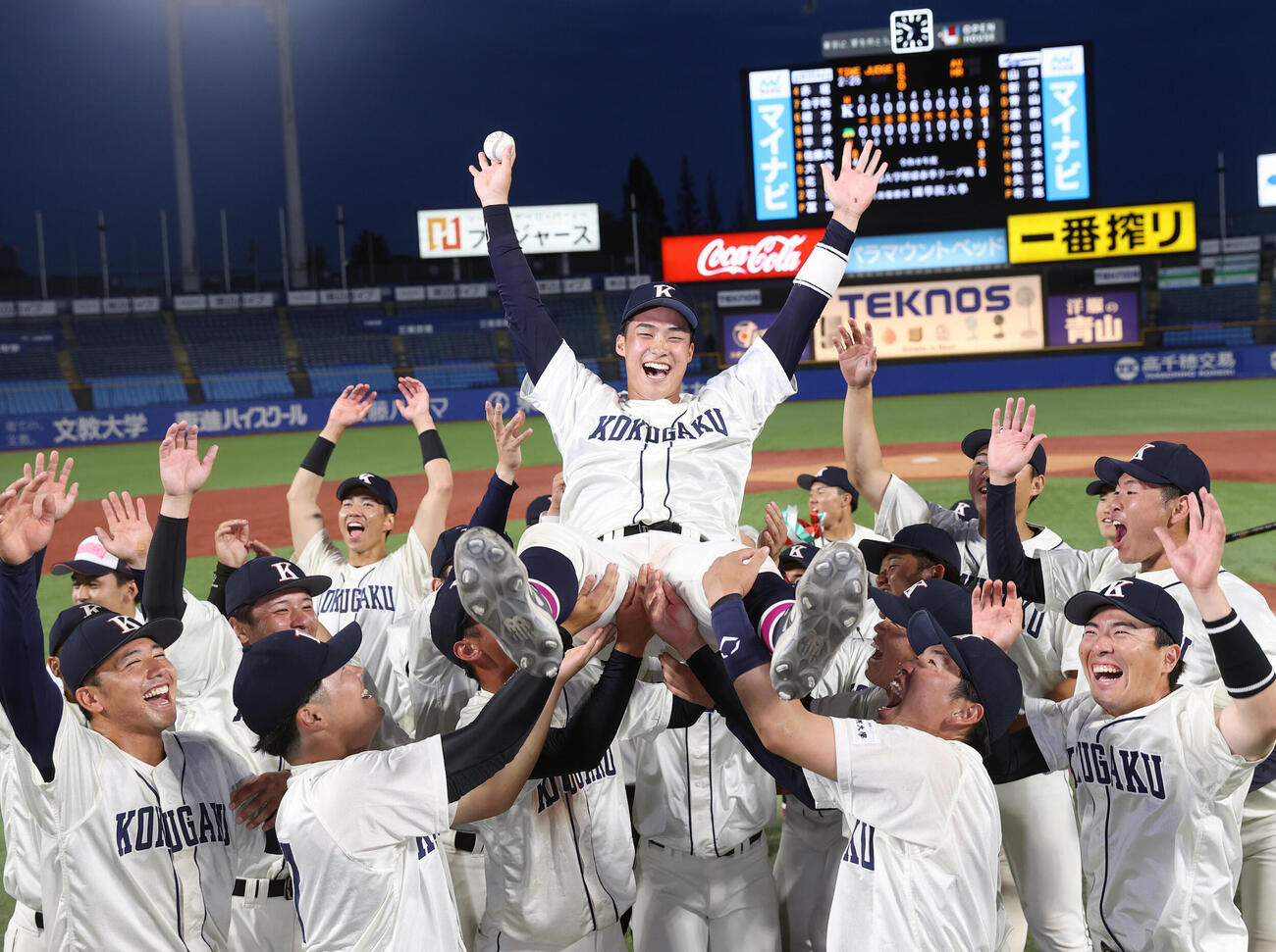 東都大学野球　国学院大対青学大　優勝した国学院大ナインは石野蓮授を胴上げする（撮影・柴田隆二）