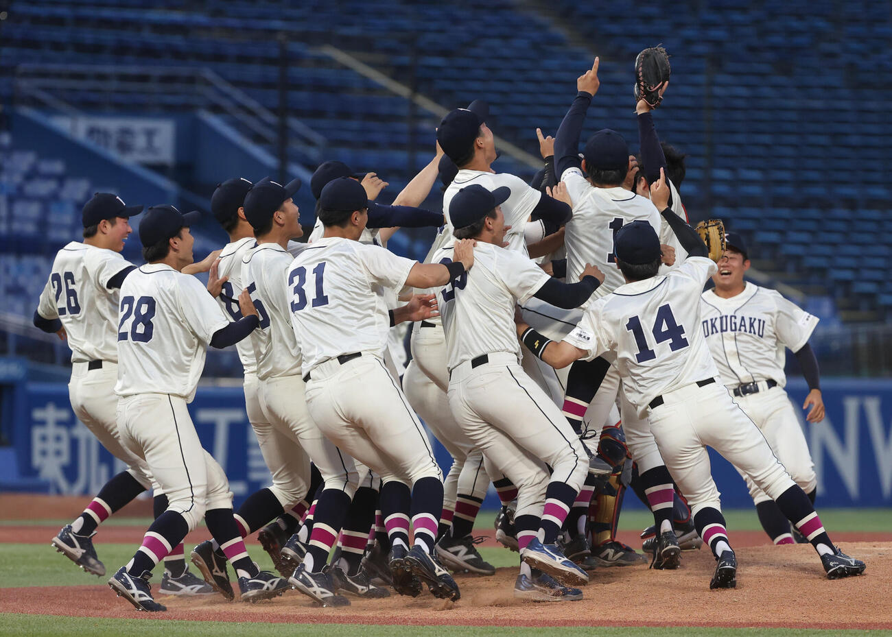 東都大学野球　国学院大対青学大　優勝した国学院大ナインは歓喜の輪を作る（撮影・柴田隆二）