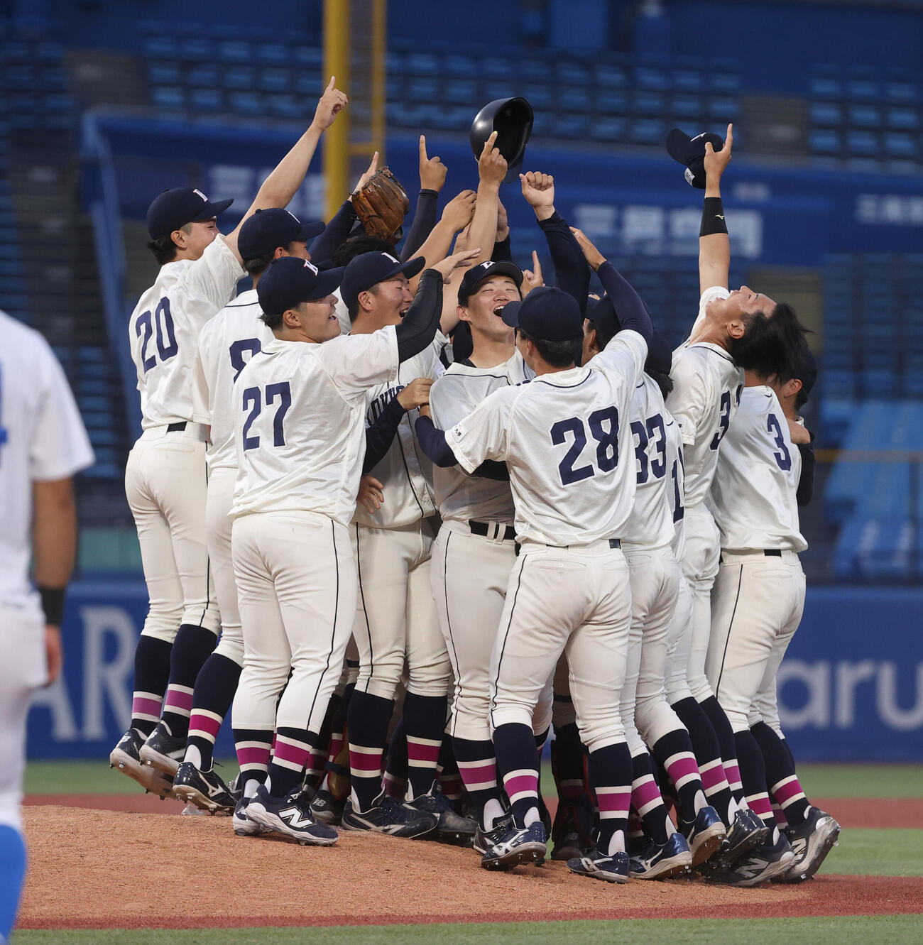 東都大学野球　国学院大対青学大　優勝した国学院大ナインは歓喜の輪を作る（撮影・柴田隆二）