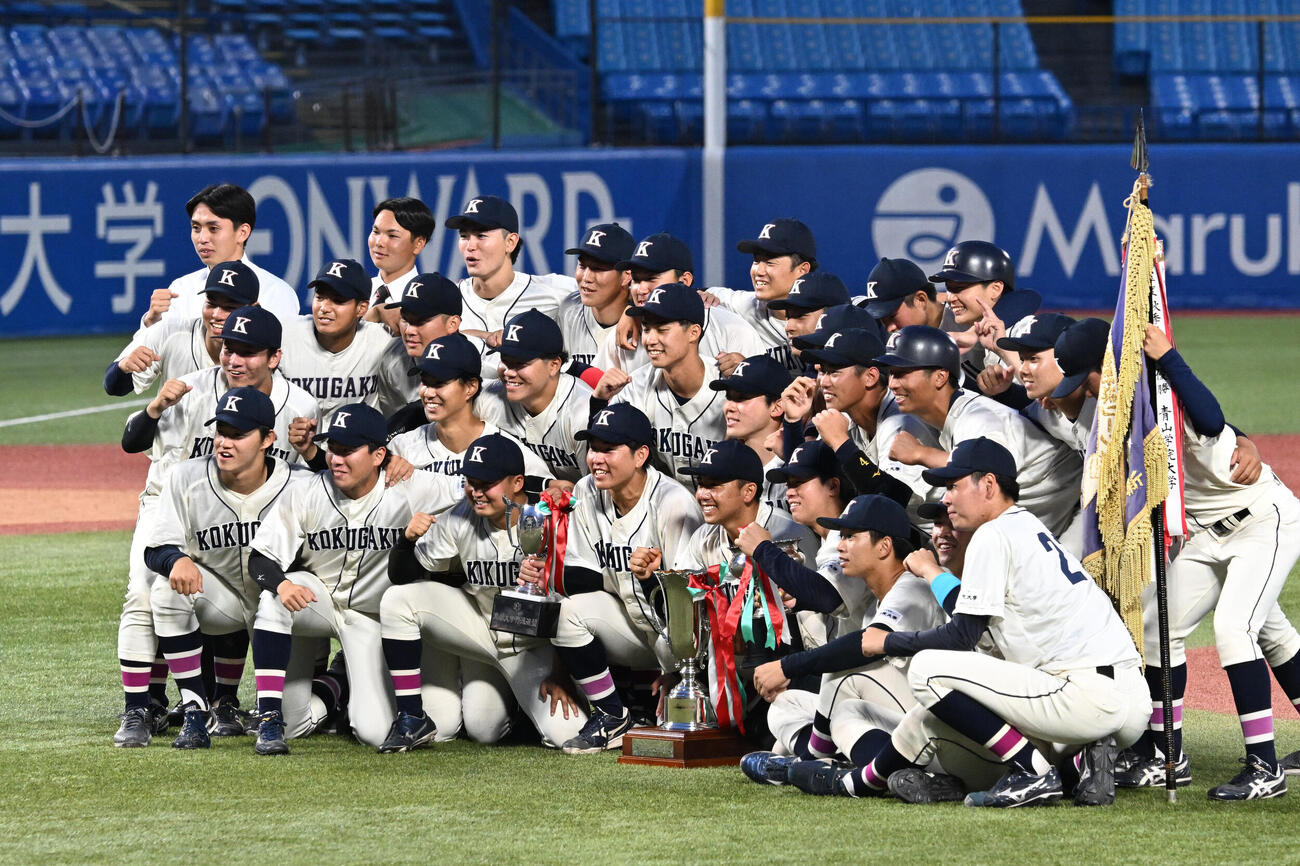 青学大を破り、通算5度目の優勝を遂げ記念撮影する国学院大ナイン（撮影・千葉一成）