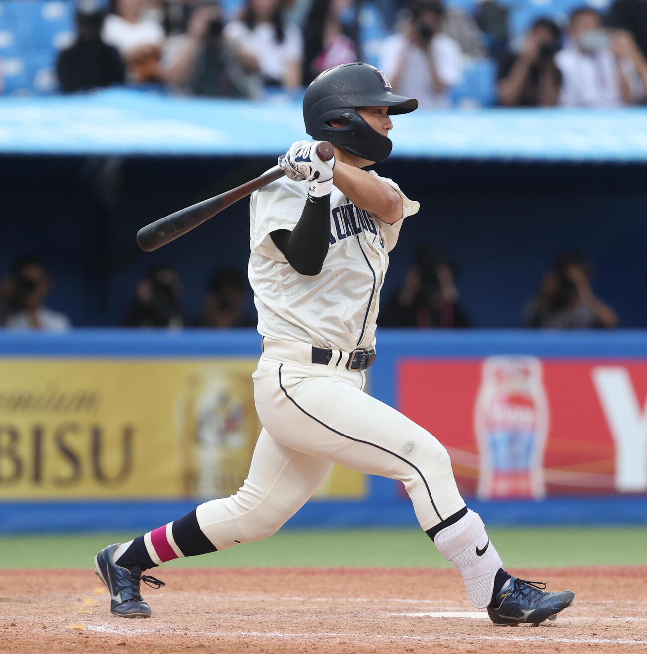 東都大学野球　国学院大対青学大　5回表国学院大1死満塁、田井志門は適時打を放つ（撮影・柴田隆二）