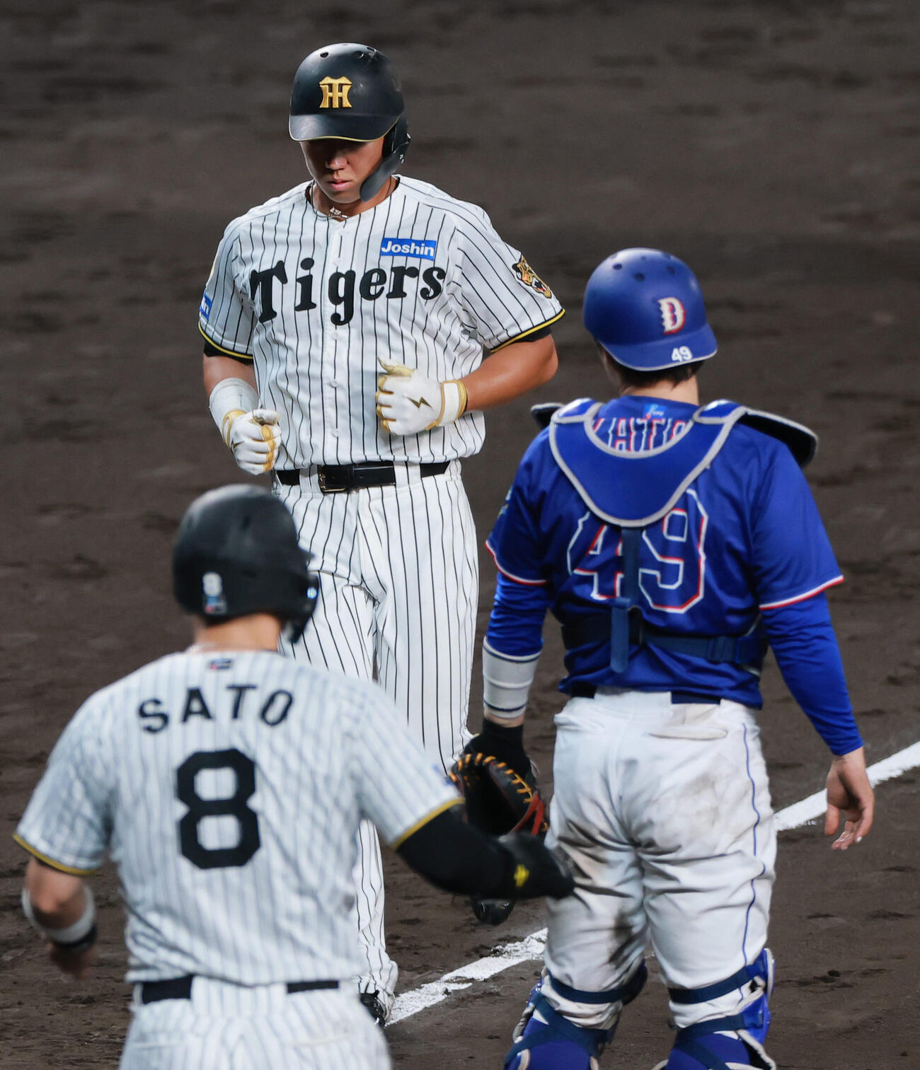 セ・リーグ11回戦　阪神対中日　7回裏阪神2死満塁、二走立石正広（中央）は坂本誠志郎の2点適時打で生還する（撮影・上山淳一）＝2026年5月20日