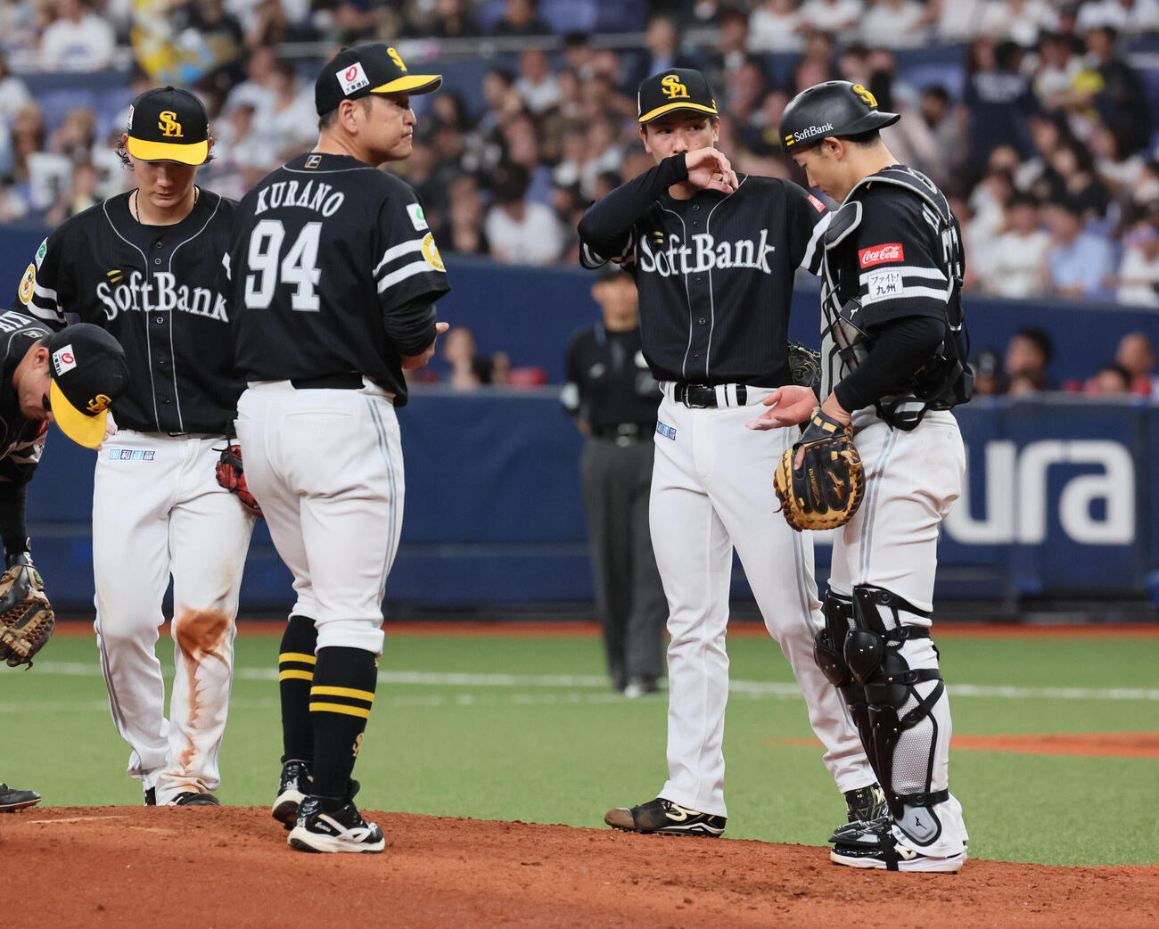 オリックス対ソフトバンク　3回裏オリックス1死一、二塁、ソフトバンク藤原大翔（右から2人目）は紅林弘太郎に適時打を浴び5点目を失い降板となる（撮影・宮崎幸一）