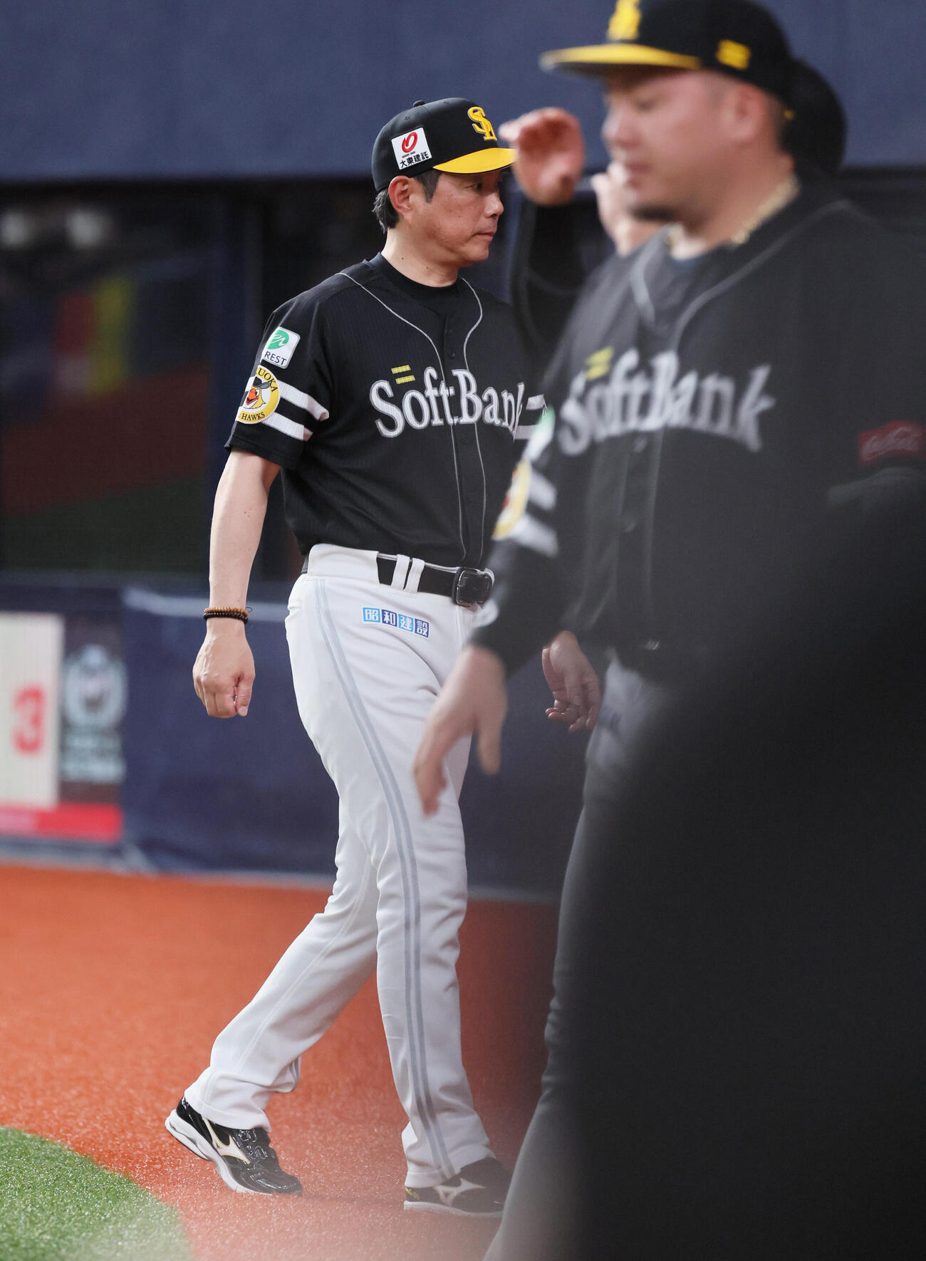 オリックス対ソフトバンク　3回裏オリックス1死一、二塁、ソフトバンク小久保裕紀監督は藤原大翔の交代を告げる（撮影・宮崎幸一）