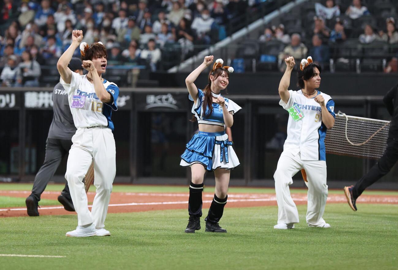 日本ハム対楽天　きつねダンスを踊るMATSURIのメンバー（撮影・黒川智章）＝2026年5月20日
