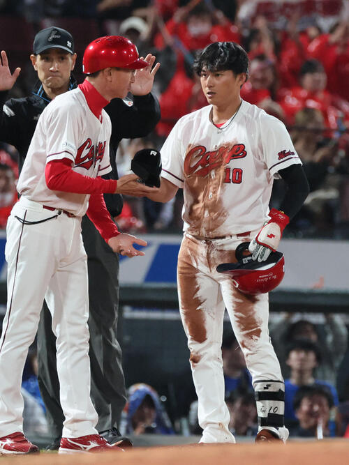 【広島】佐々木泰「気合で打ちました」気迫の今季初三塁打で同点　初打点に地面たたいて感情爆発