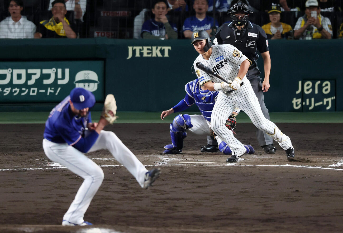 阪神対中日　7回裏阪神1死一塁、立石正広は中前打を放つ。投手カイル・マラー（撮影・加藤哉）2026年5月20日