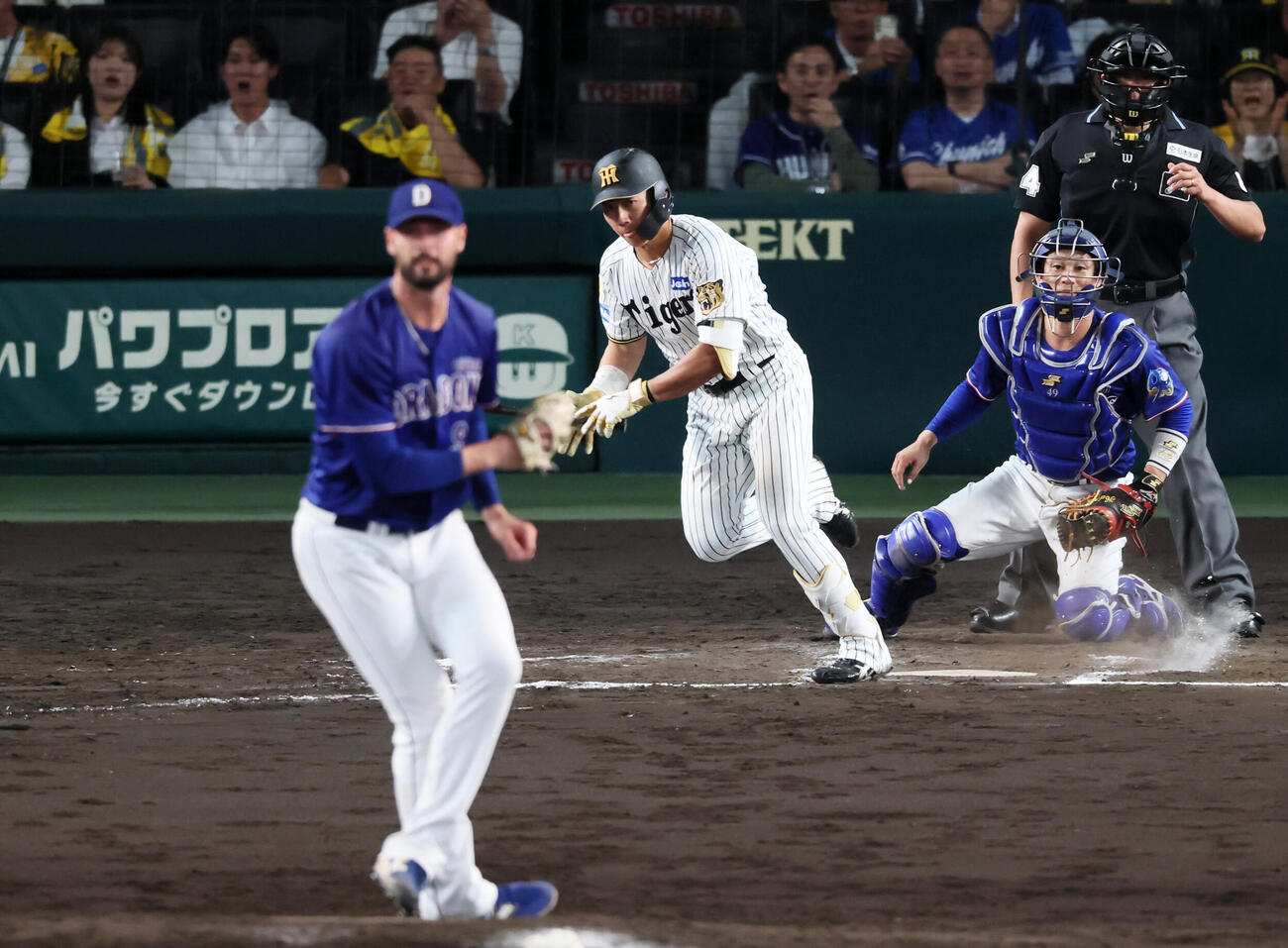 阪神対中日　7回裏阪神1死一塁、立石正広は中前打を放つ。投手カイル・マラー（撮影・加藤哉）2026年5月20日