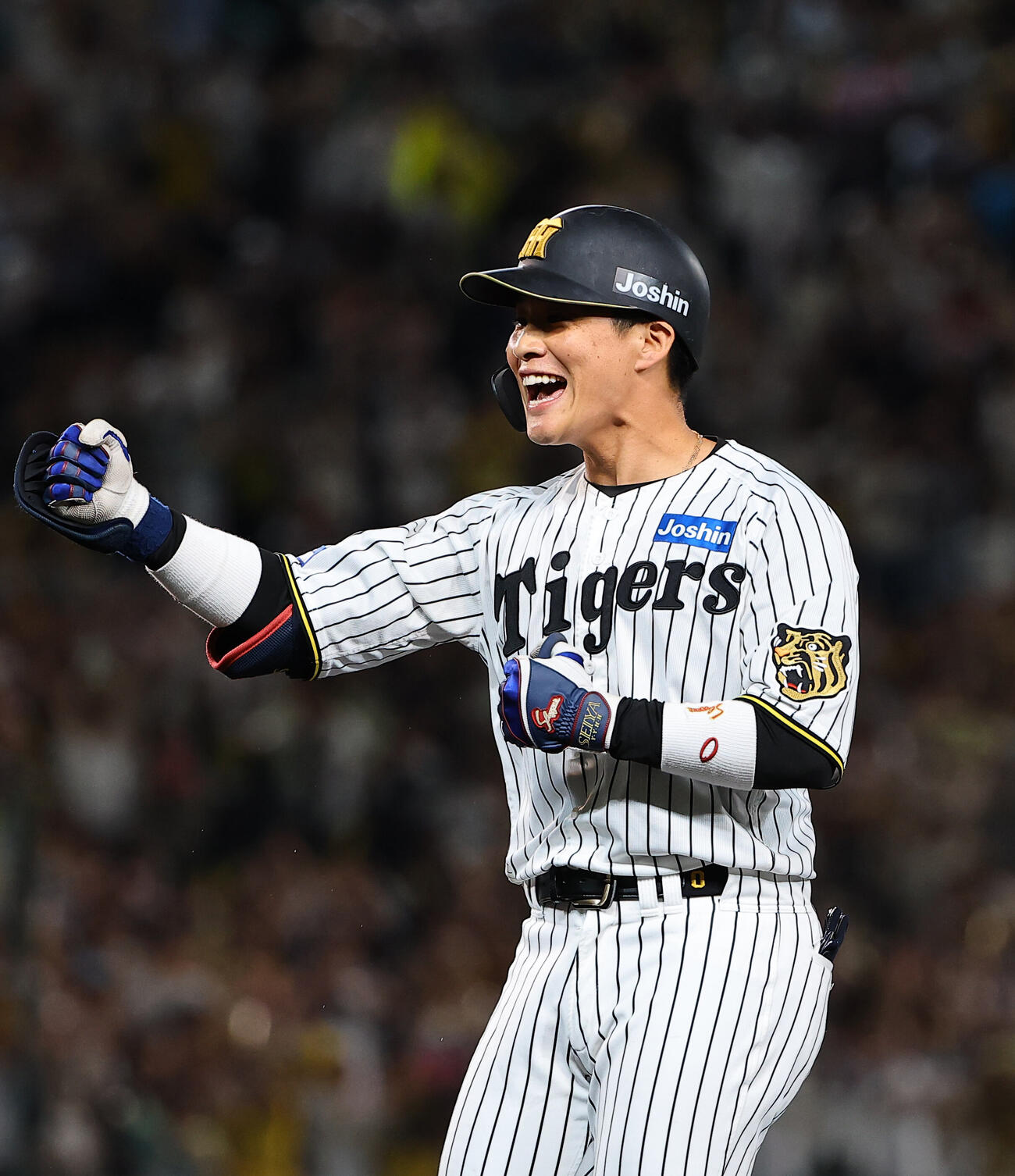 阪神対中日　8回裏阪神2死一、三塁、同点適時打を放った木浪聖也はガッツポーズ（撮影・上田博志）
