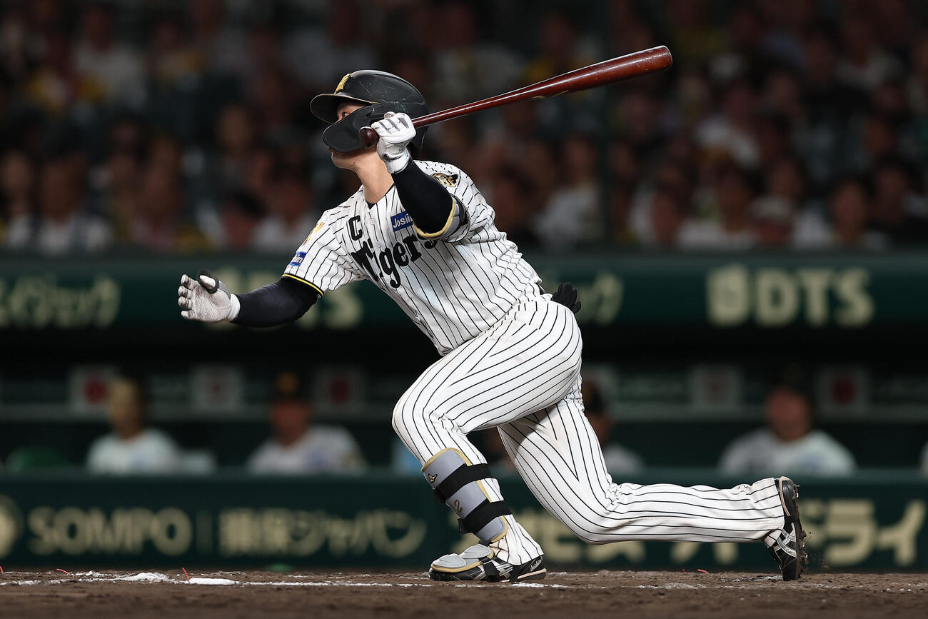 阪神対中日　8回裏阪神2死満塁、左前2点適時打を放つ坂本誠志郎（撮影・前田充）