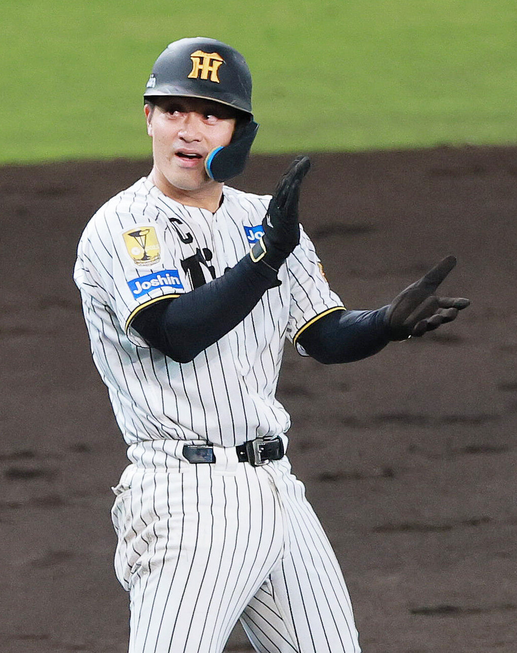 セ・リーグ11回戦　阪神対中日　8回裏阪神2死一、三塁、代打木浪聖也の適時打で同点とし喜ぶ三走坂本誠志郎（撮影・上山淳一）