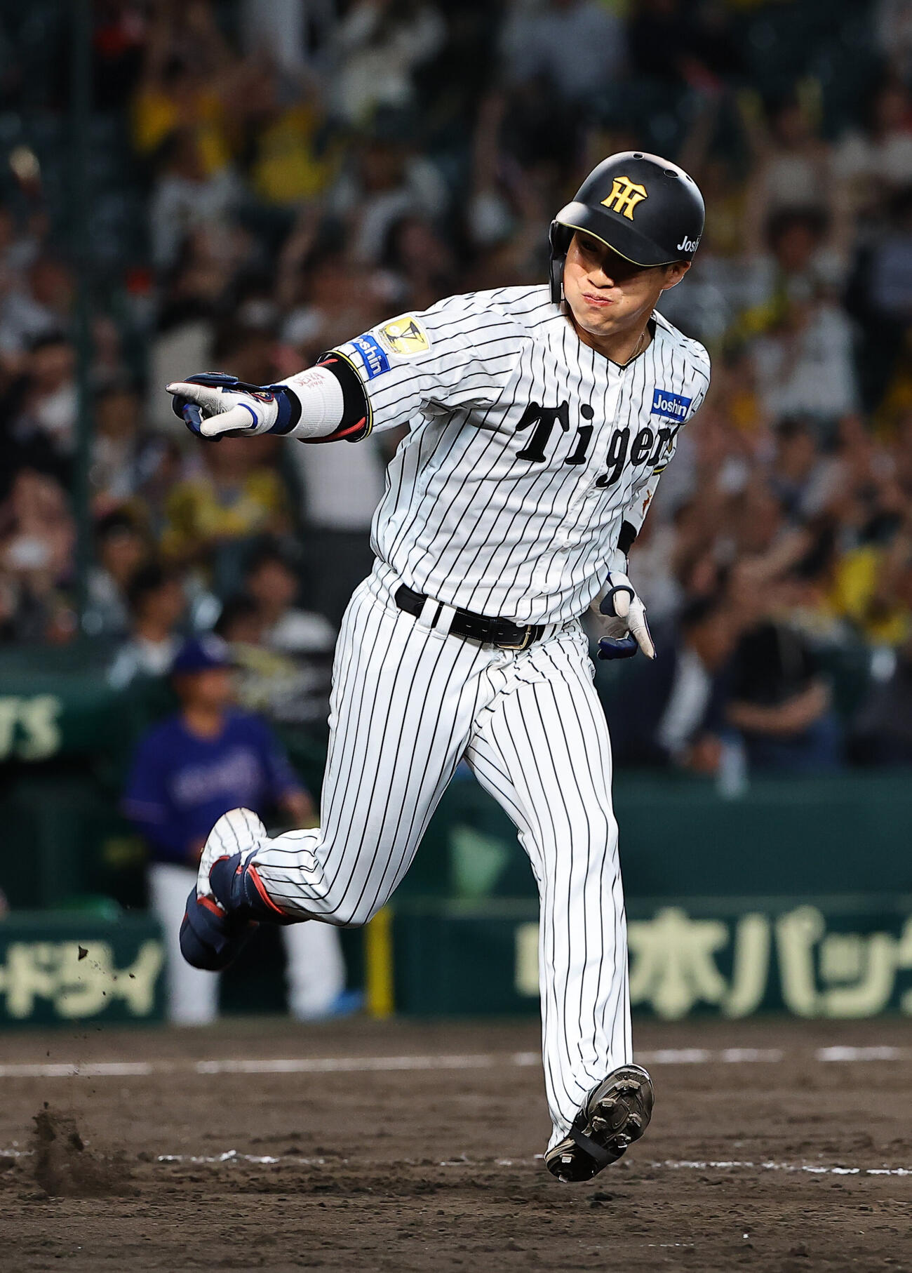 阪神対中日　8回裏阪神2死一、三塁、木浪聖也は同点適時打を放つ（上田博志）