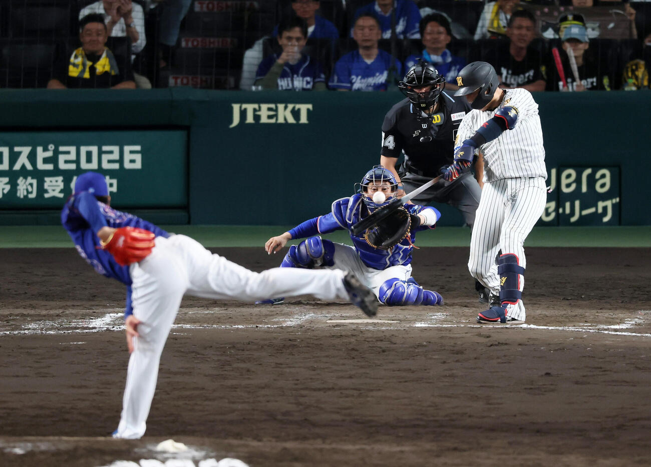 阪神対中日　8回裏阪神無死一塁、大山悠輔は中前打を放つ。投手清水達也（撮影・加藤哉）
