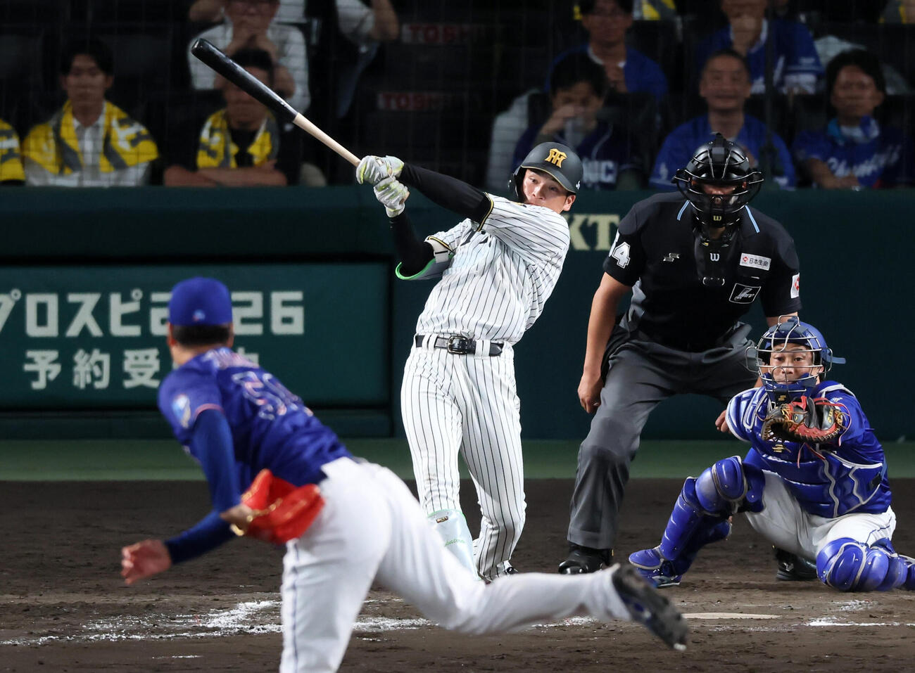 阪神対中日　8回裏阪神1死一、二塁、高寺望夢は右前打を放つ。投手清水達也（撮影・加藤哉）