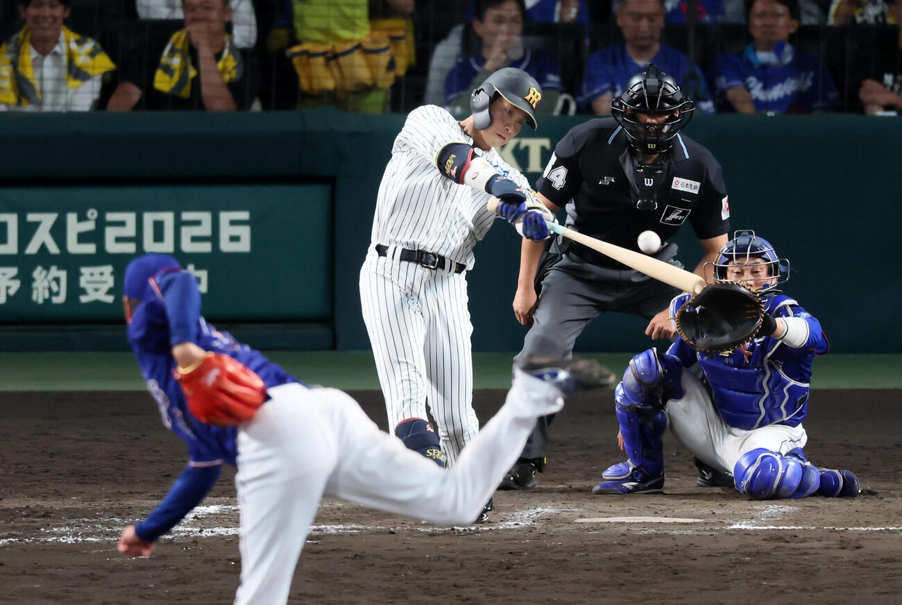 阪神対中日　8回裏阪神2死一、三塁、代打木浪聖也は中前に同点適時打を放つ。投手清水達也（撮影・加藤哉）