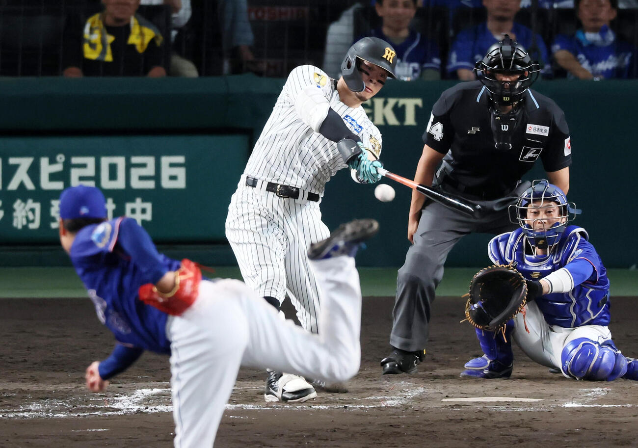 阪神対中日　8回裏阪神無死、佐藤輝明は右前打を放つ。投手清水達也（撮影・加藤哉）2026年5月20日