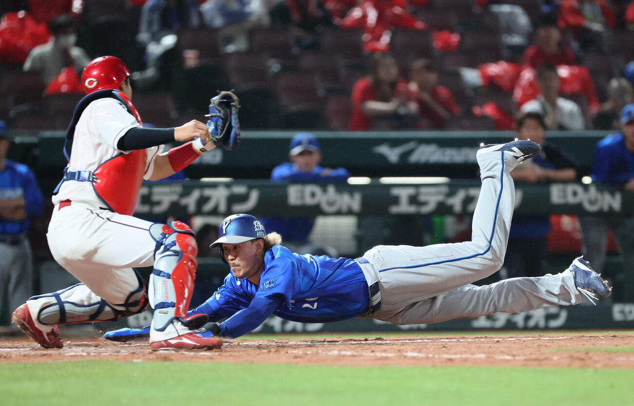広島対DeNA 8回表DeNA1死一、三塁、松尾汐恩の勝ち越しのスクイズバントで三森大貴が生還。捕手は石原貴規（撮影・加藤孝規）