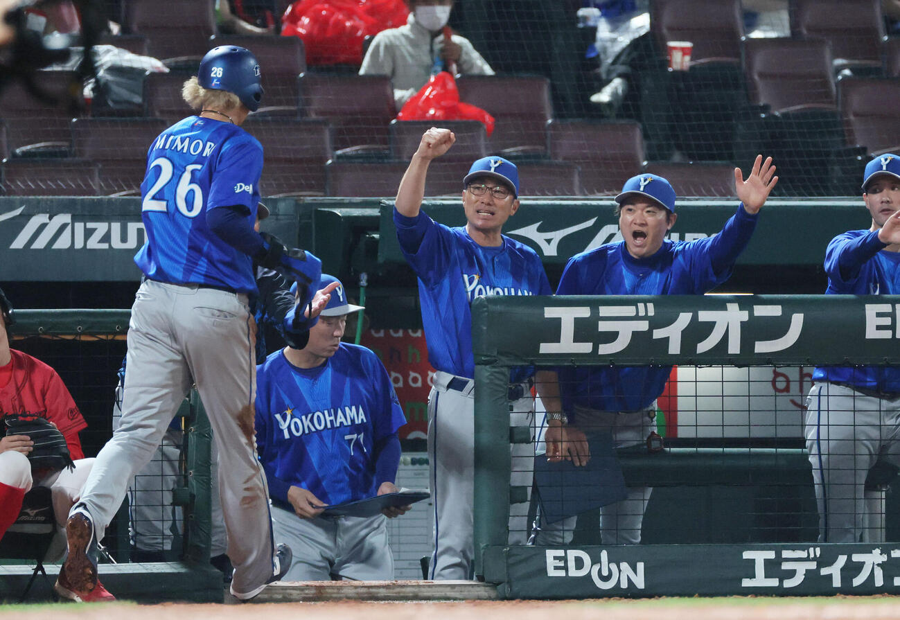 広島対DeNA 8回表DeNA1死一、三塁、松尾汐恩の勝ち越しのスクイズバントで生還した三森大貴を迎えるDeNA相川亮二監督（撮影・加藤孝規）
