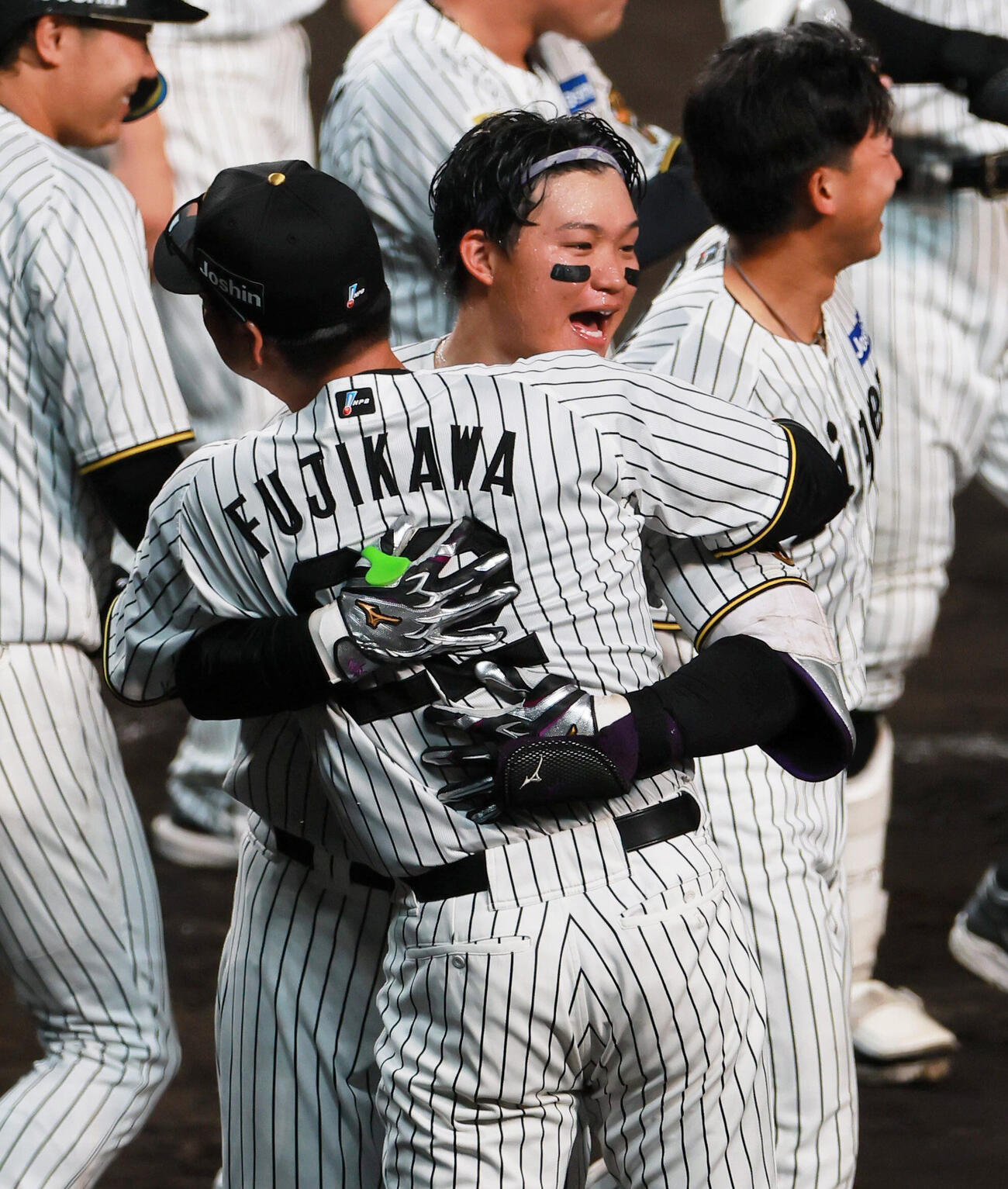 セ・リーグ11回戦　阪神対中日　9回裏阪神無死、森下翔太はサヨナラソロ本塁打を放ち藤川球児監督（手前）と抱き合って喜ぶ（撮影・上山淳一）＝2026年5月20日
