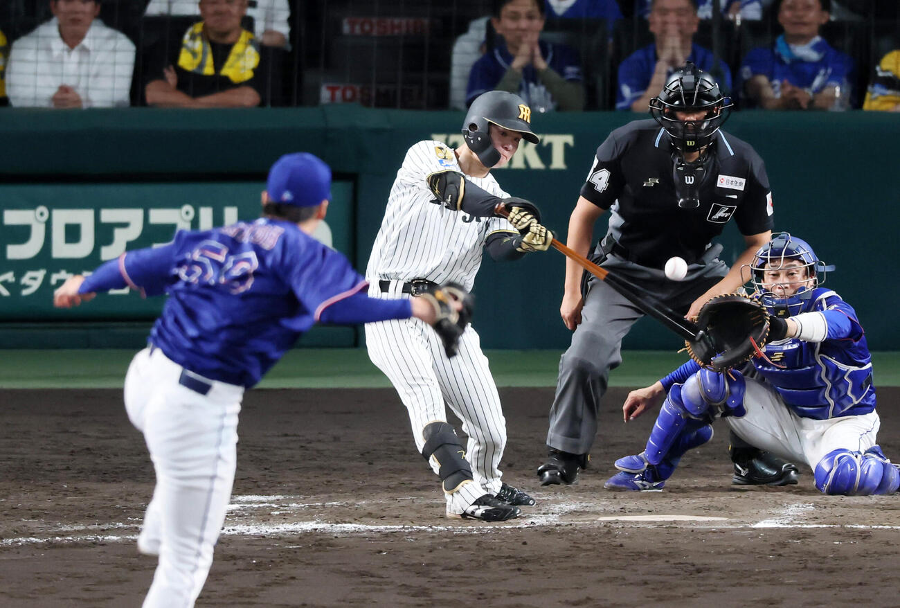 阪神対中日　7回裏阪神2死一、二塁、中野拓夢は中前適時打を放つ。投手斎藤綱記（撮影・加藤哉）2026年5月20日