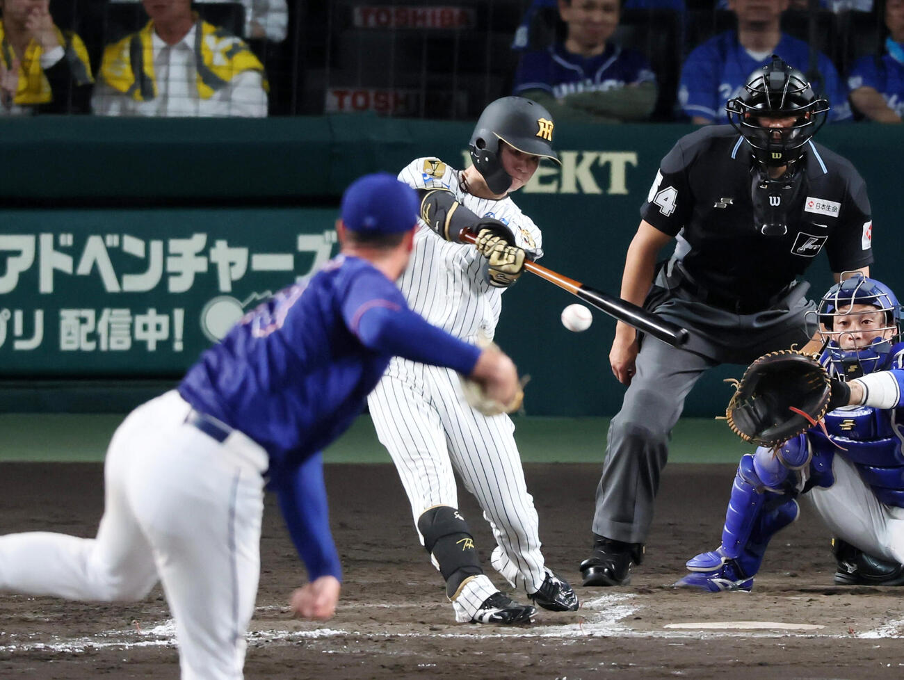 阪神対中日　4回裏阪神無死、右前打を放つ中野拓夢。投手カイル・マラー（撮影・加藤哉）＝2026年5月20日