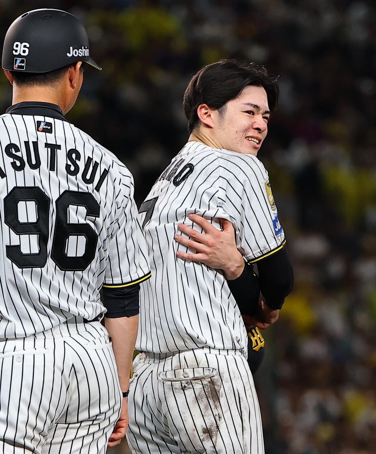 阪神対中日　6回裏阪神2死、中野拓夢は死球を受ける（上田博志）＝2026年5月20日