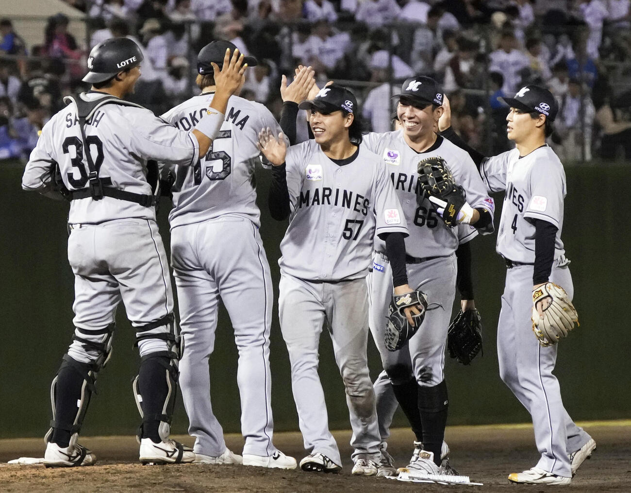西武に競り勝ちタッチを交わすロッテナイン＝大宮公園