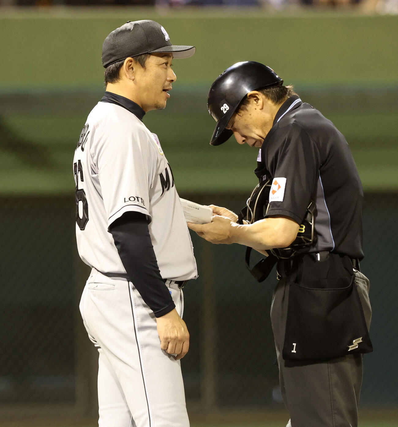 西武対ロッテ　9回裏西武の攻撃前、選手交代を告げるサブロー監督（撮影・浅見桂子）