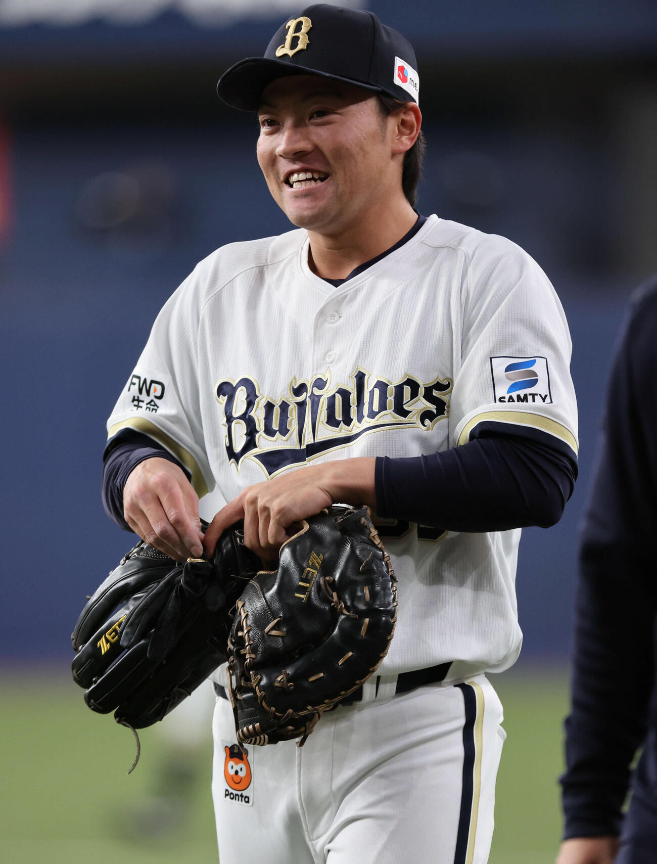 オリックス対ソフトバンク　ファンへのあいさつで爆笑を誘うオリックスのアンダーソン・エスピノーザ（右）。左から野口智哉、山中稜真（撮影・和賀正仁）＝2026年5月20日