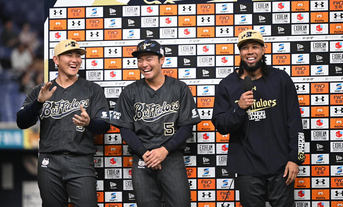 オリックス対ソフトバンク　3回裏オリックス1死一、二塁、山中稜真は右翼へ適時打を放つ（撮影・宮崎幸一）