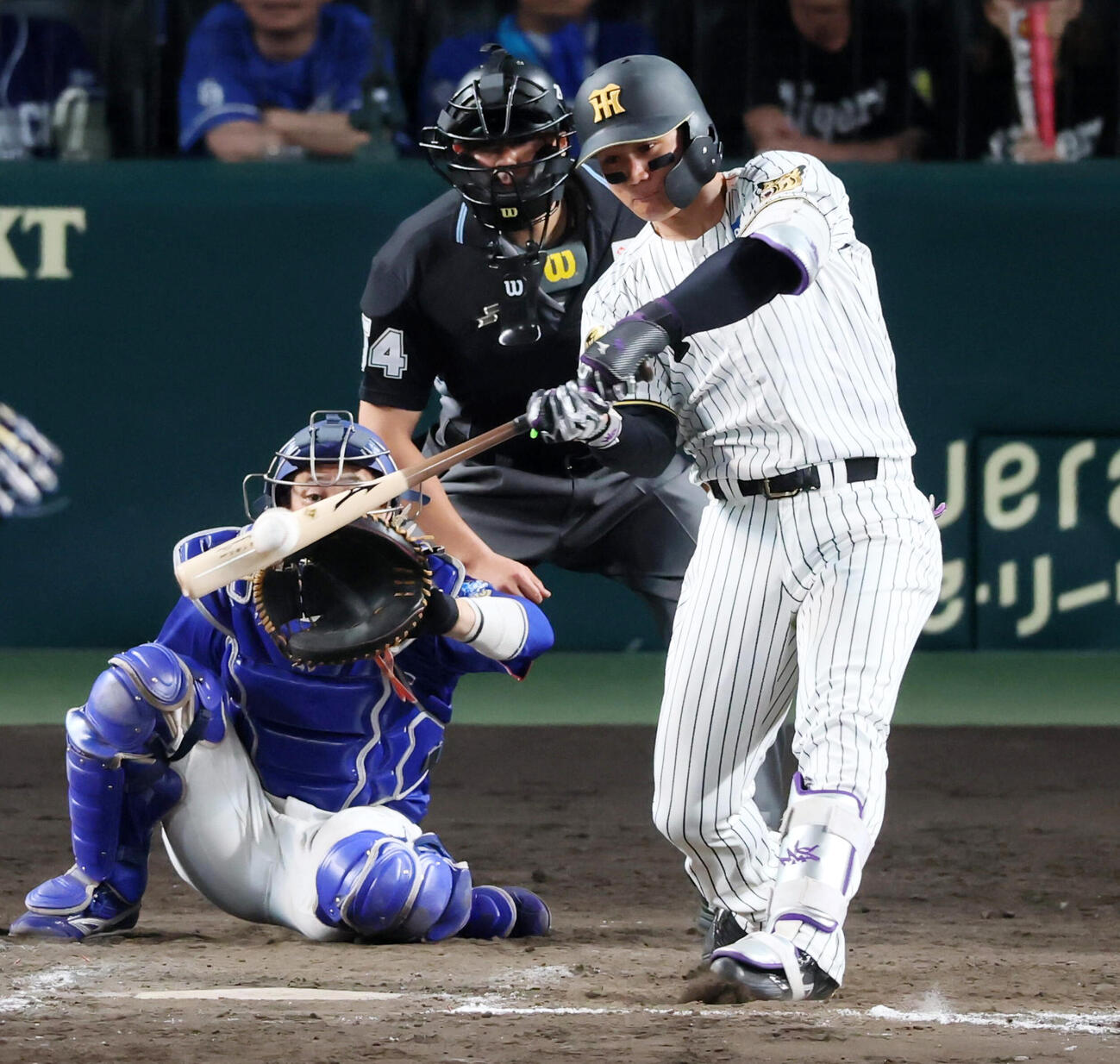 阪神対中日　9回裏阪神無死、森下翔太は左越えサヨナラ本塁打を放つ（撮影・加藤哉）